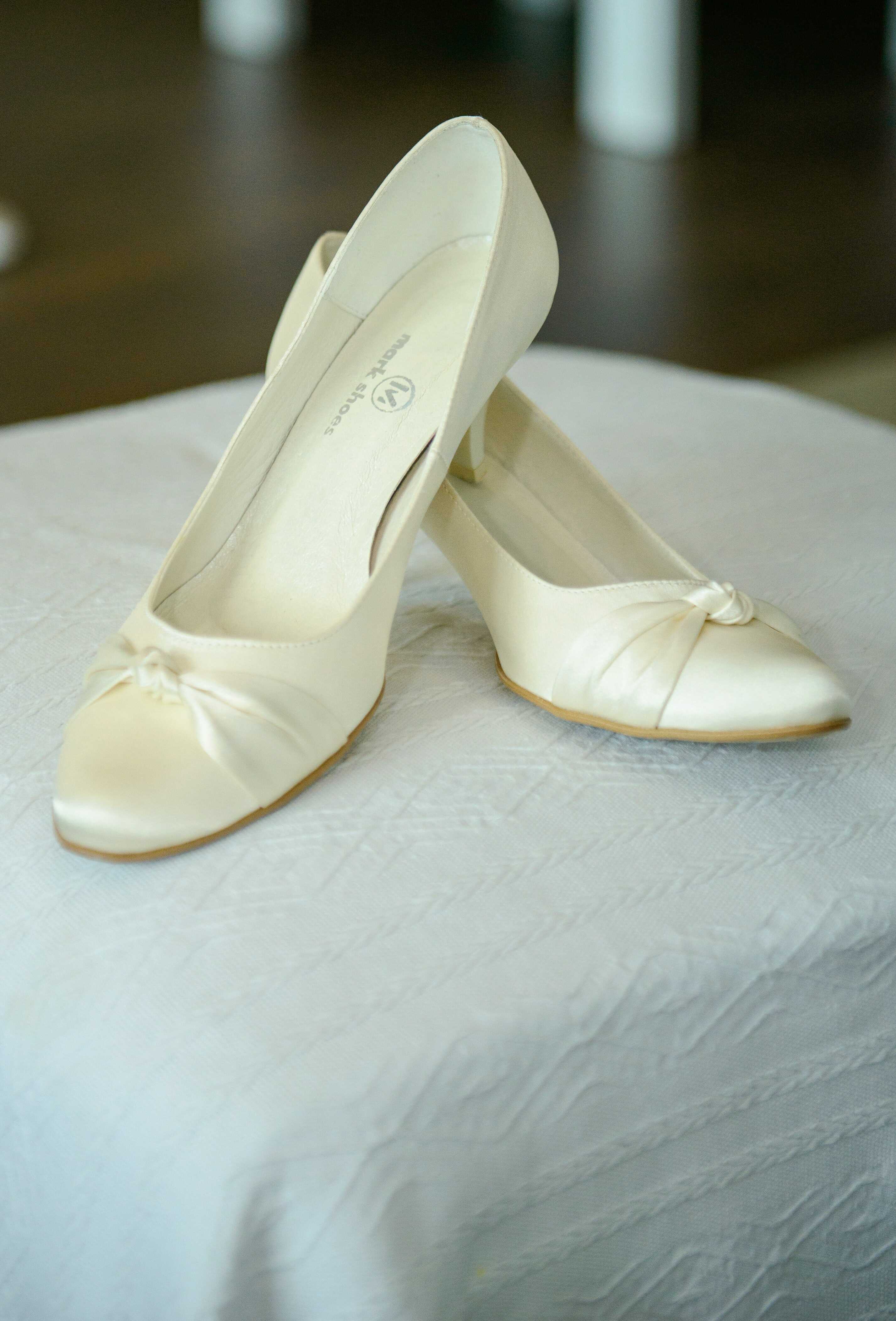 a white pump